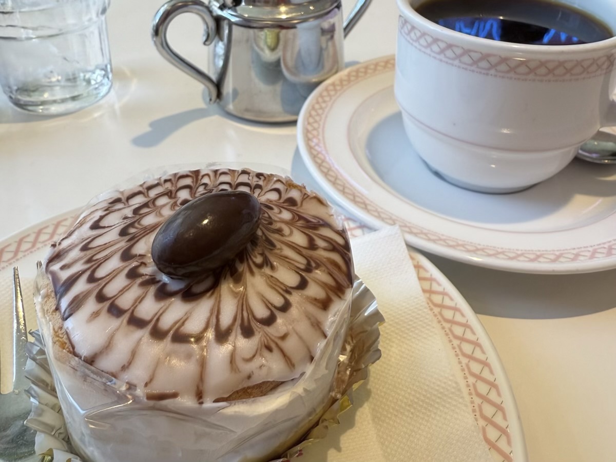 浜志まんのボストンクリームパイとコーヒー