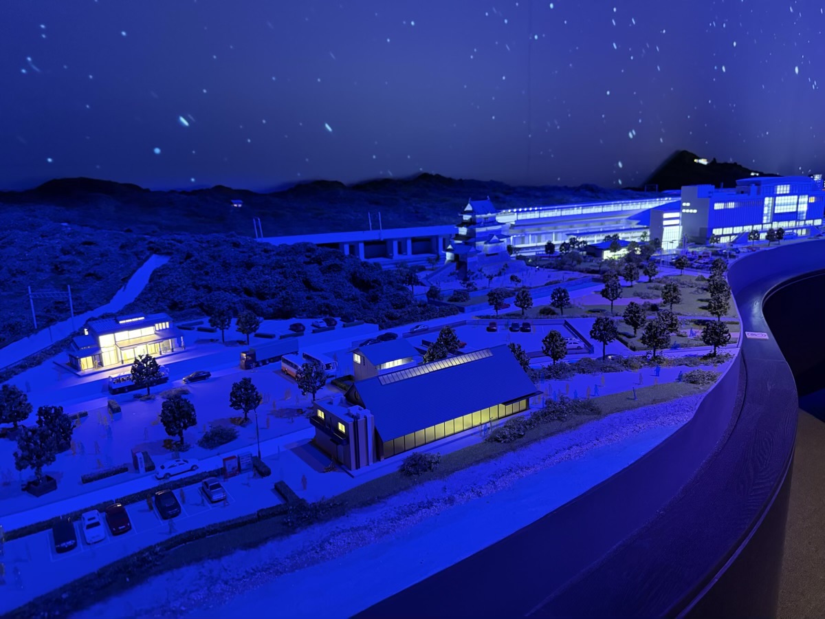 ロマンスカーミュージアムのジオラマエリア(夜)